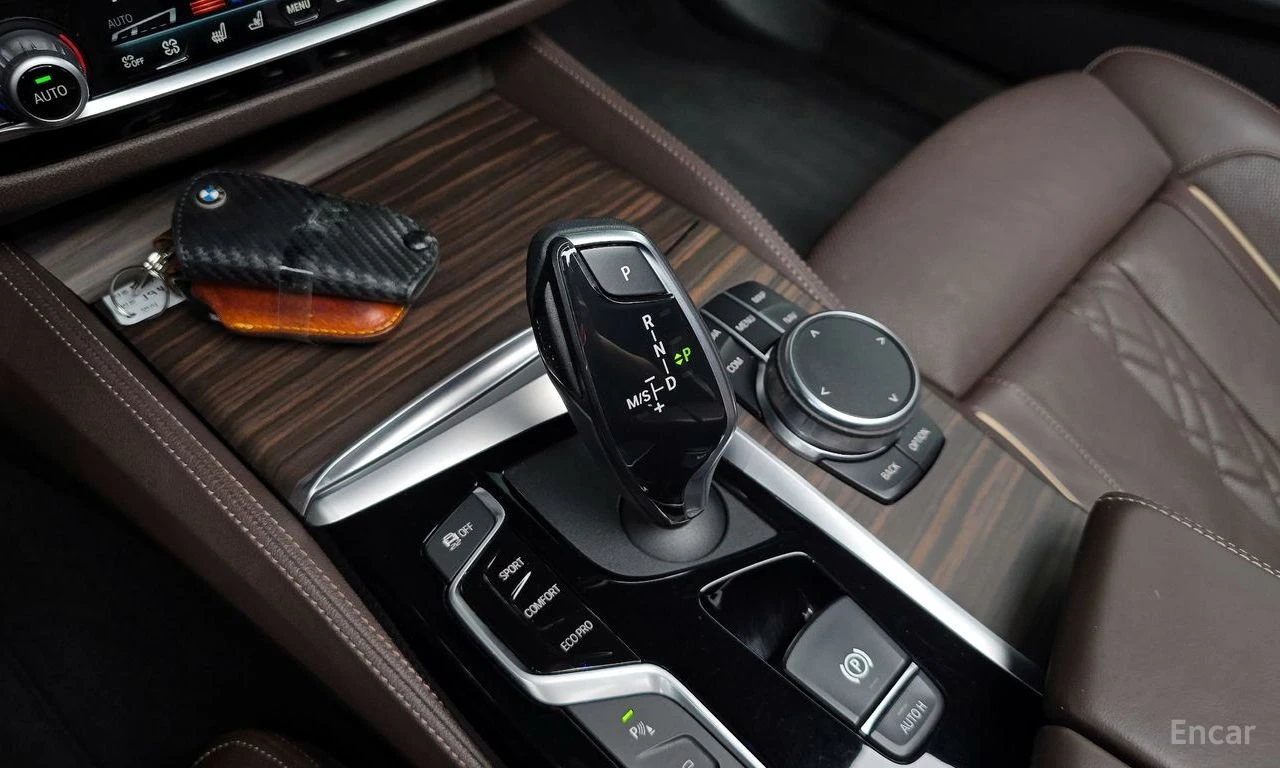 BMW 530 ОБДУХВАНЕ * ПАНО * HEAD-UP * KEYLESS, снимка 13 - Автомобили и джипове - 55188515