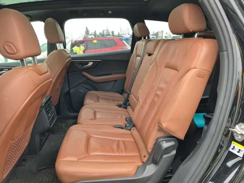 Audi Q7 * KOMFORT * Pano * 2 Ключа * Подгреви * Carfax, снимка 13 - Автомобили и джипове - 53529649