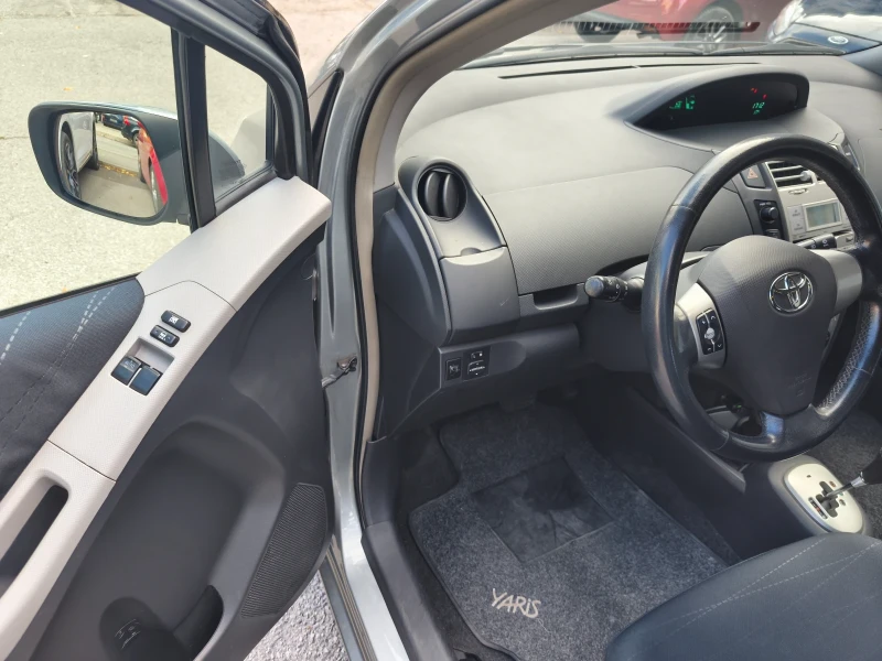 Toyota Yaris, снимка 10 - Автомобили и джипове - 51953848