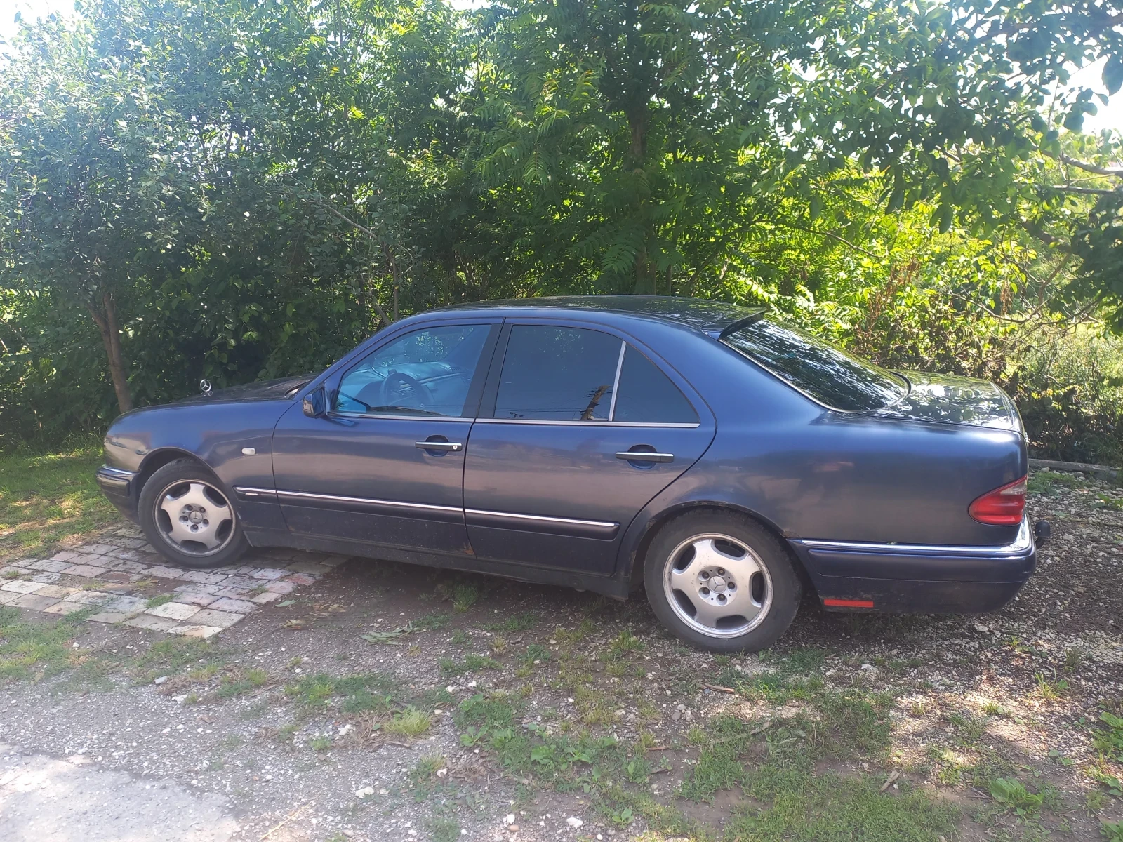 Mercedes-Benz E 200 2.0 - изображение 8