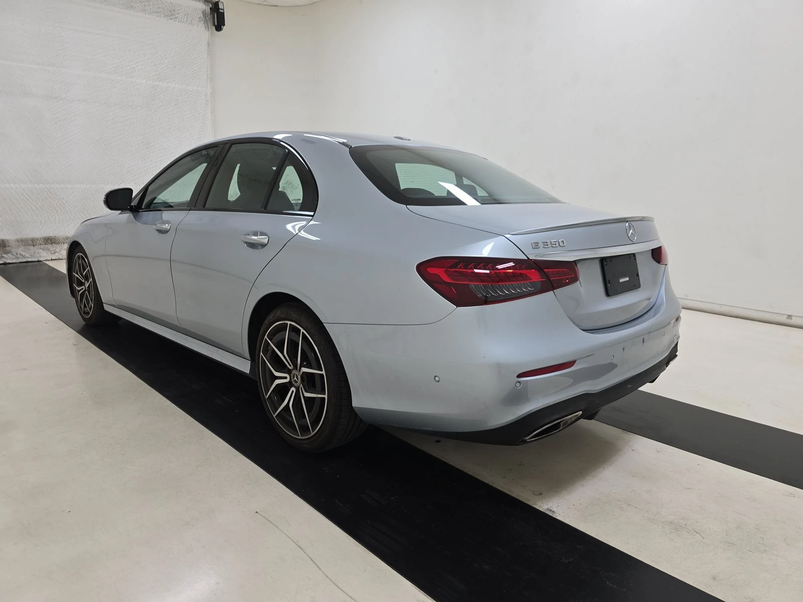 Mercedes-Benz E 350 AMG PACK* BURMASTER* DESIGNO* KEYLESS* AMBIENT* 36 - изображение 5