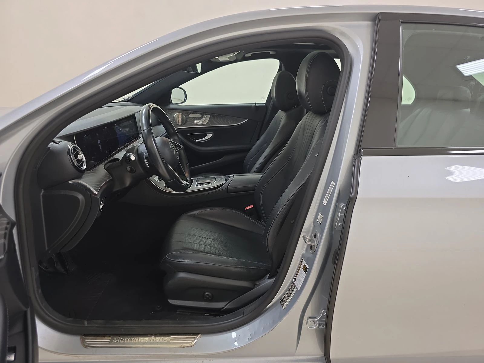 Mercedes-Benz E 350 AMG PACK* BURMASTER* DESIGNO* KEYLESS* AMBIENT* 36 - изображение 9