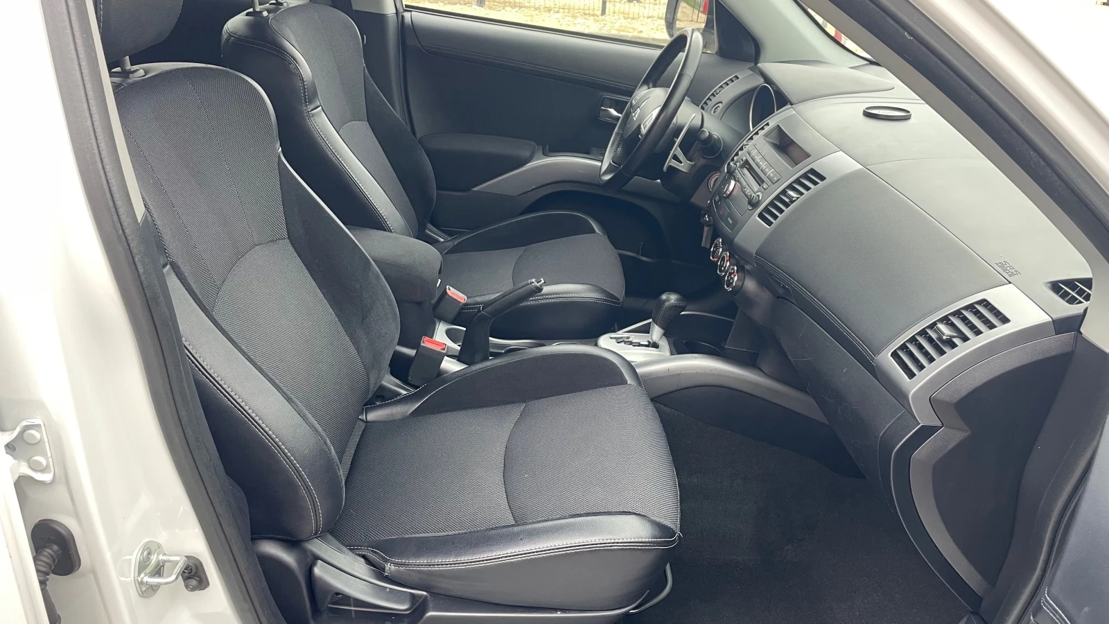 Mitsubishi Outlander 2.0i  | Mobile.bg — изображение 16