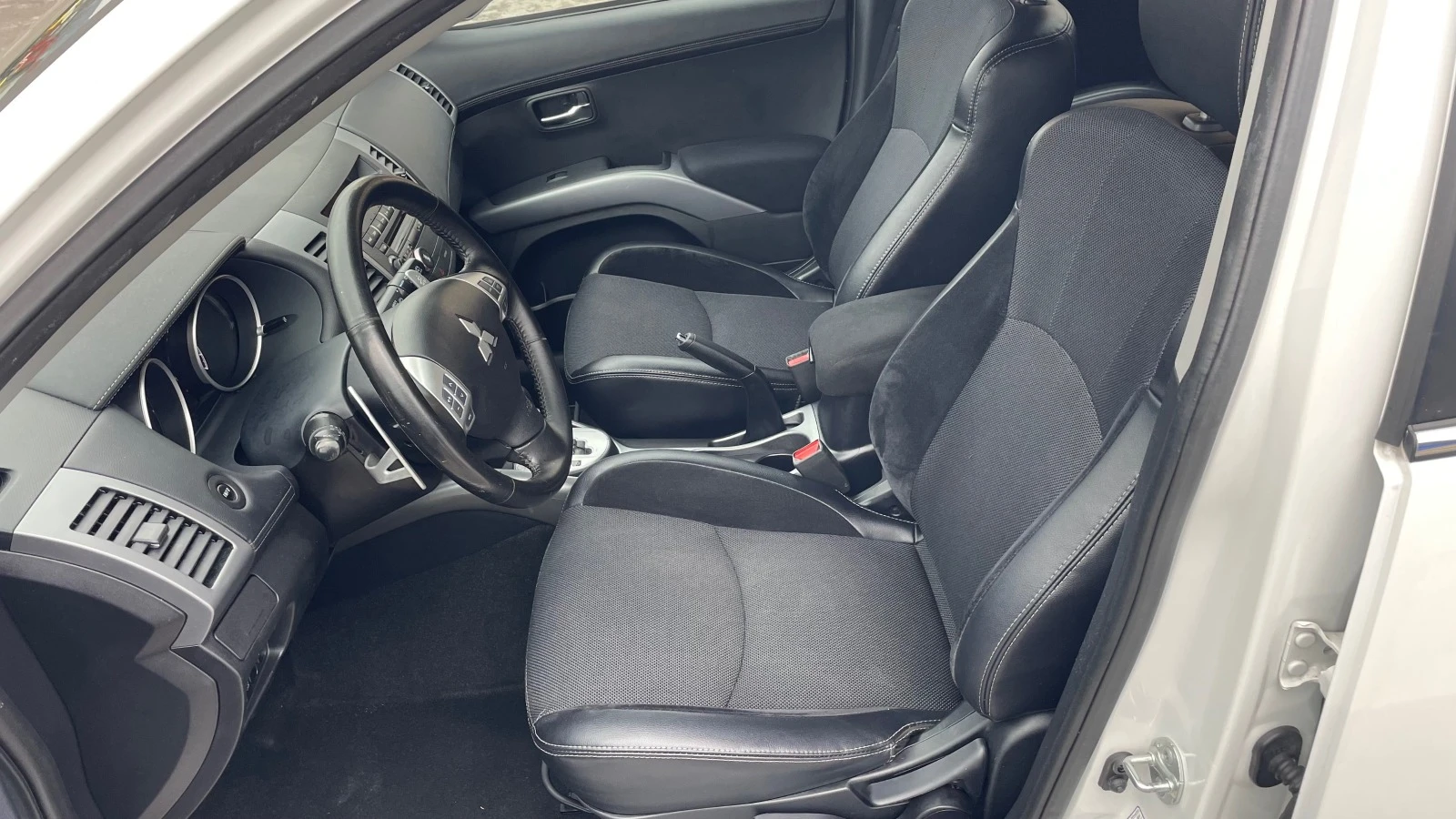Mitsubishi Outlander 2.0i  | Mobile.bg — изображение 12