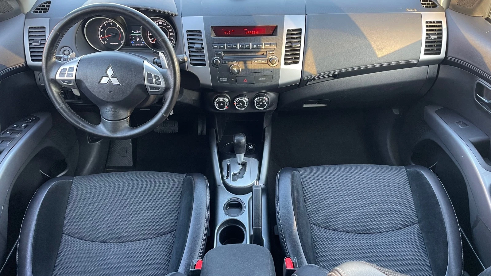 Mitsubishi Outlander 2.0i  | Mobile.bg — изображение 14