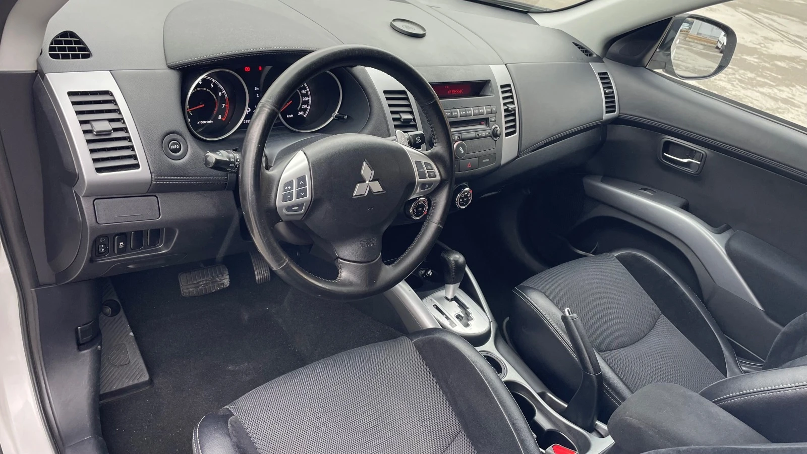 Mitsubishi Outlander 2.0i  | Mobile.bg — изображение 13