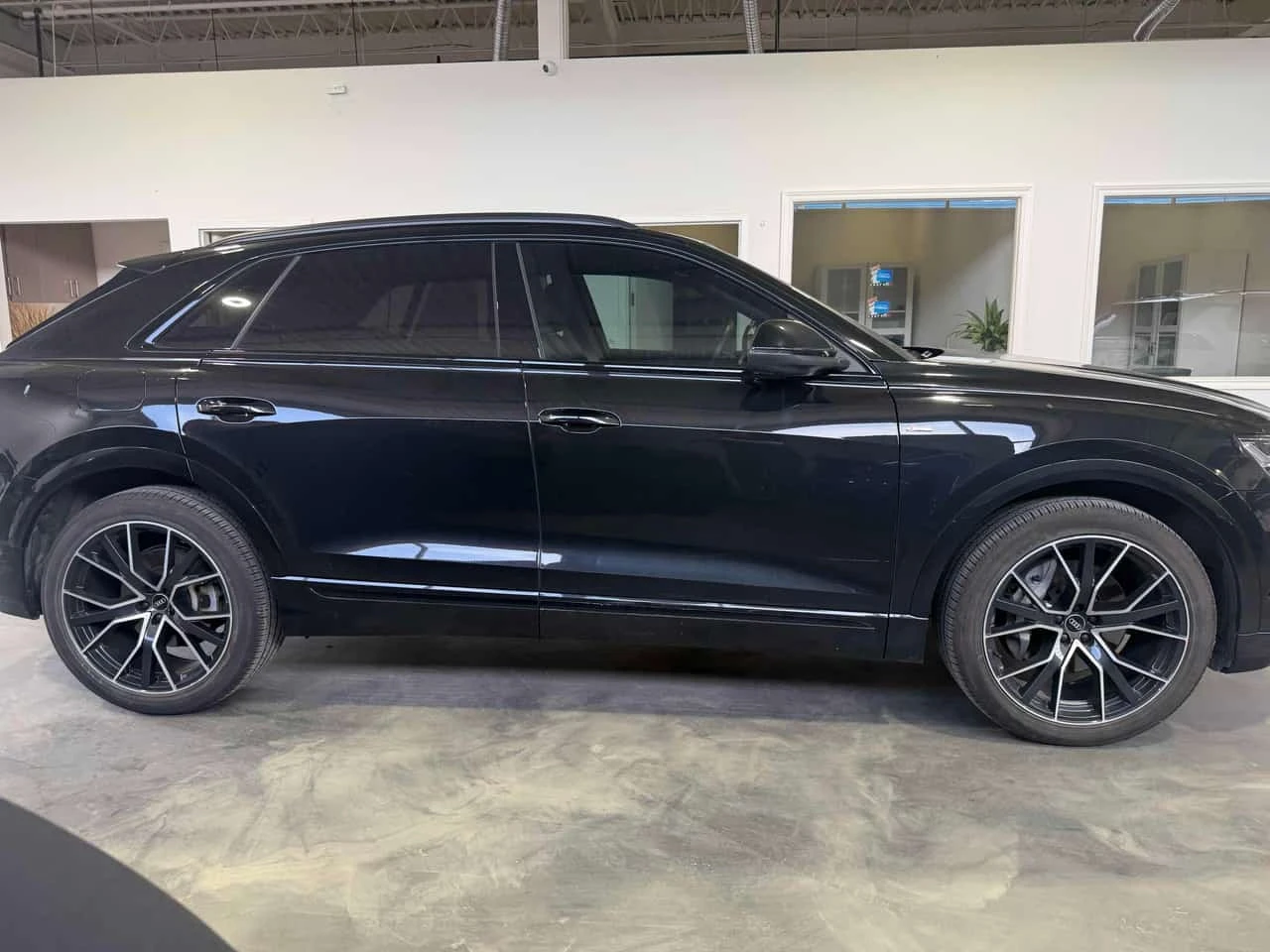 Audi Q8 * Technik * CARFAX * БЕЗ ПЪРВОНАЧАЛНА ВНОСКА, снимка 4 - Автомобили и джипове - 56332132