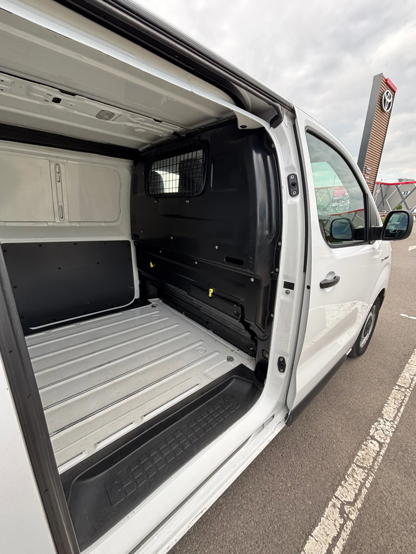 Toyota Proace L2 ПОДНОВЕНА ГАРАНЦИЯ! Електрическа! 69000км, снимка 9 - Бусове и автобуси - 54739060