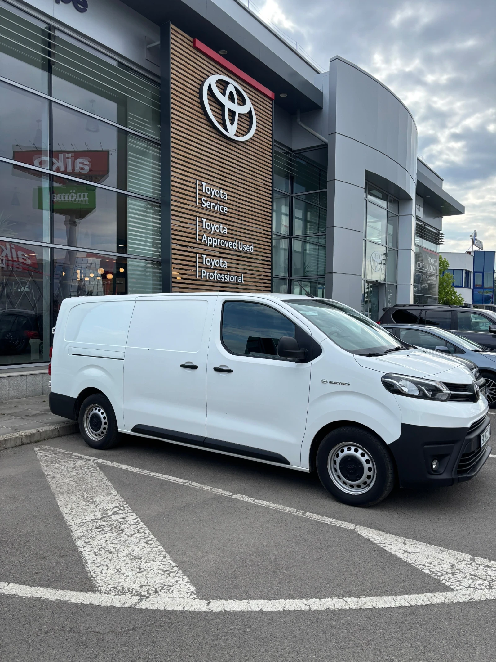 Toyota Proace L2 ПОДНОВЕНА ГАРАНЦИЯ! Електрическа! 69000км, снимка 8 - Бусове и автобуси - 54739060