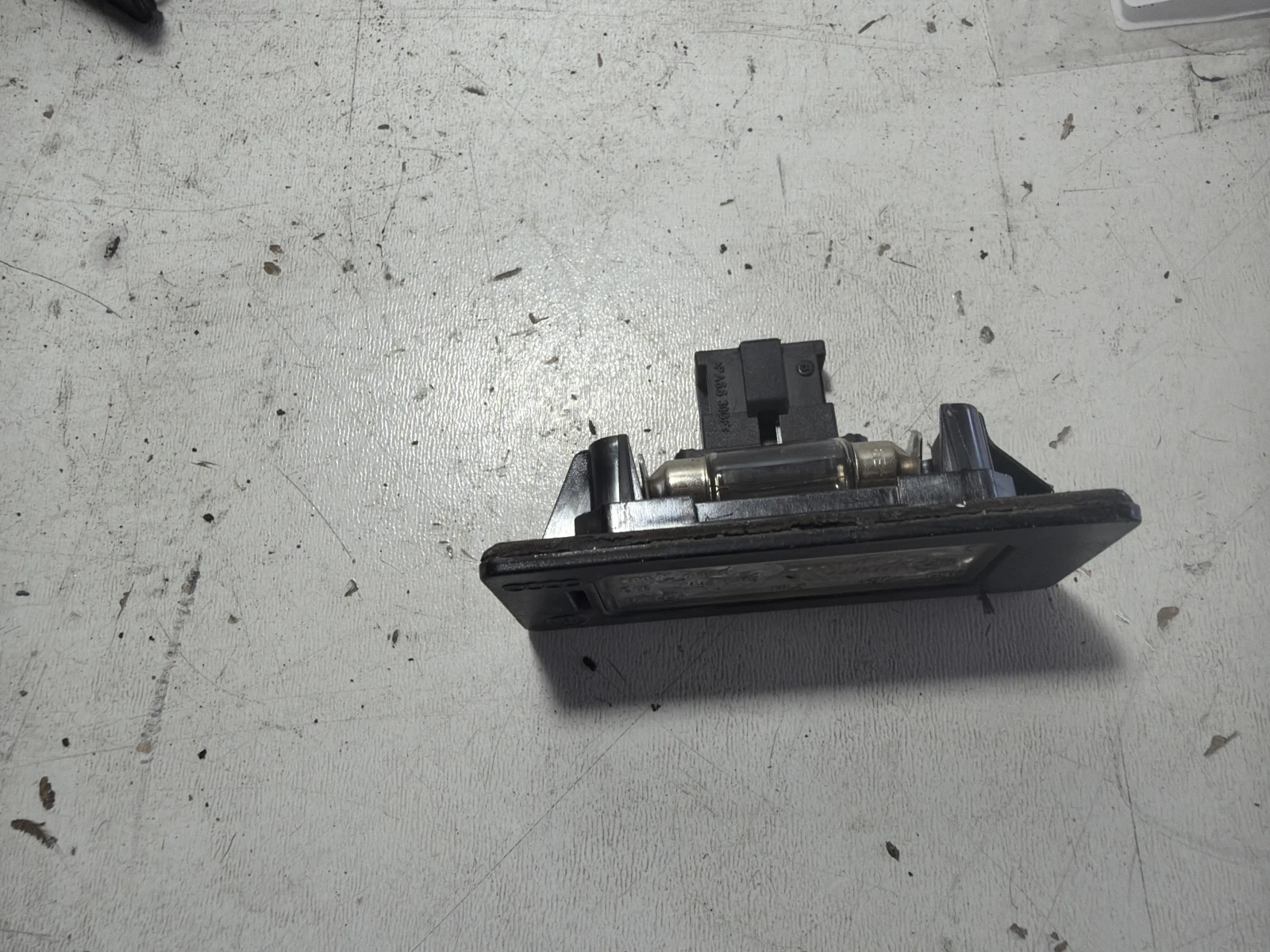 плафон регистрационен номер 8T0943021 Audi A4
