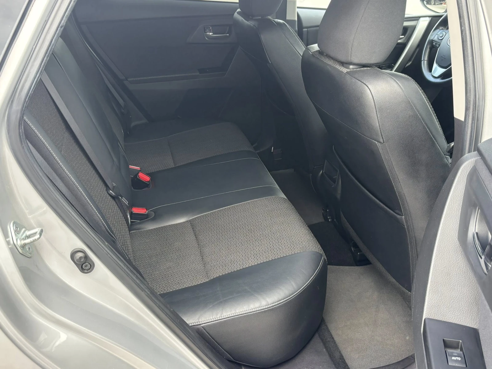 Toyota Auris 1.6 АВТОМАТИК КОЖА ВСИЧКИ ЕКСТРИ, снимка 12 - Автомобили и джипове - 54090936