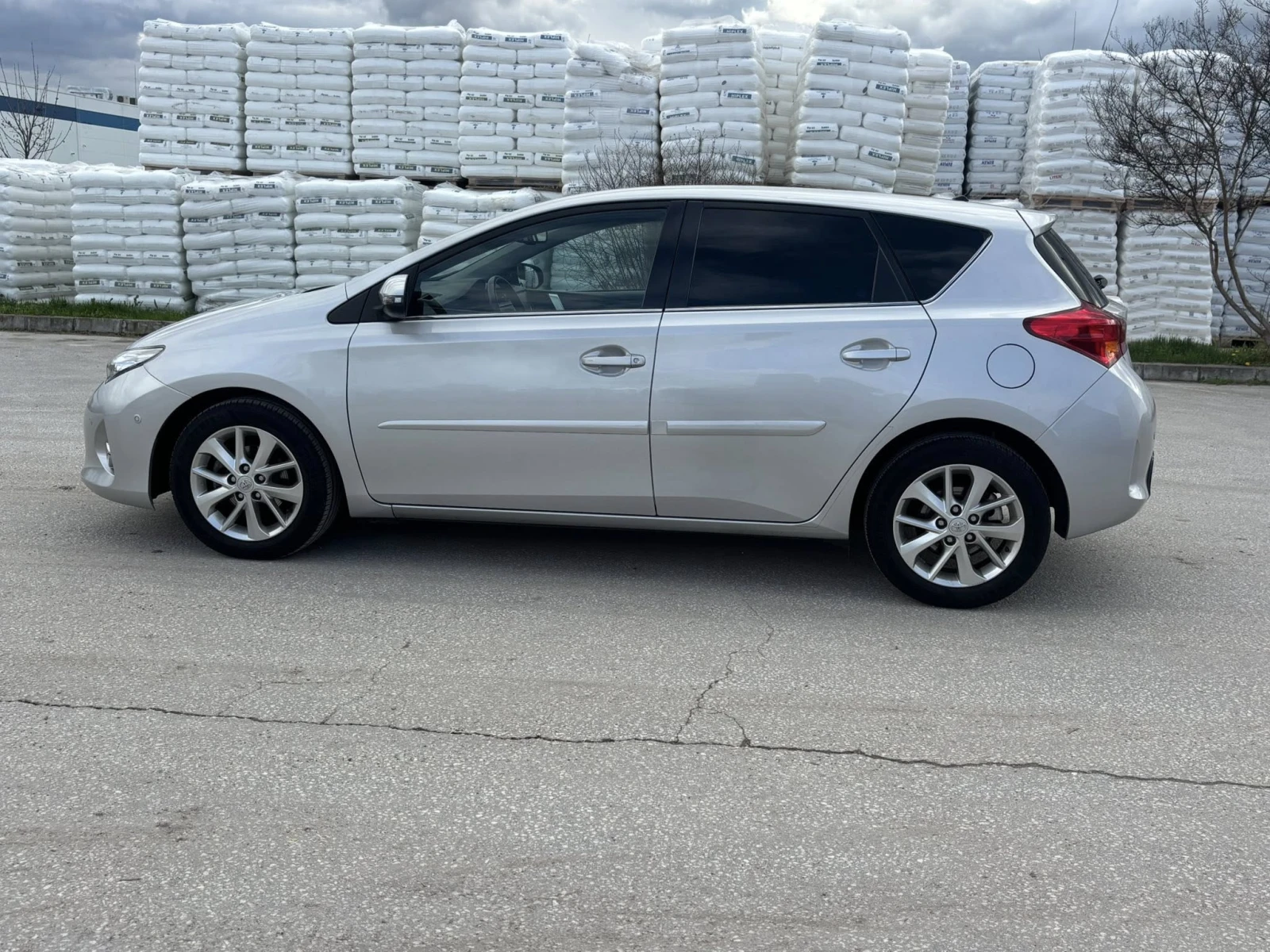 Toyota Auris 1.6 АВТОМАТИК КОЖА ВСИЧКИ ЕКСТРИ, снимка 6 - Автомобили и джипове - 54090936