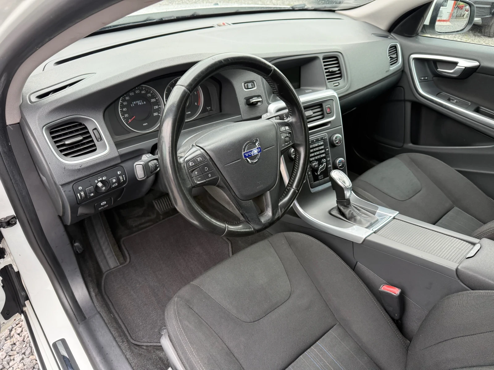 Volvo V60 2.0 D4 5-цилиндров (163 кс) Geartronic/2013г. , снимка 9 - Автомобили и джипове - 54478220