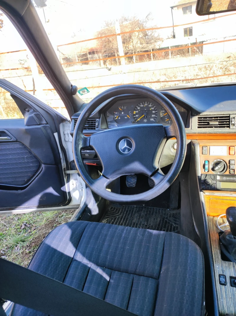 Mercedes-Benz 250 W124, снимка 8 - Автомобили и джипове - 48756460