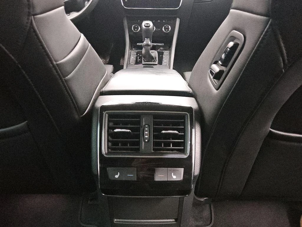 Skoda Superb 2.0 TDI 4x4 Premium Edition Кожа Масаж Обдухване, снимка 8 - Автомобили и джипове - 54336182