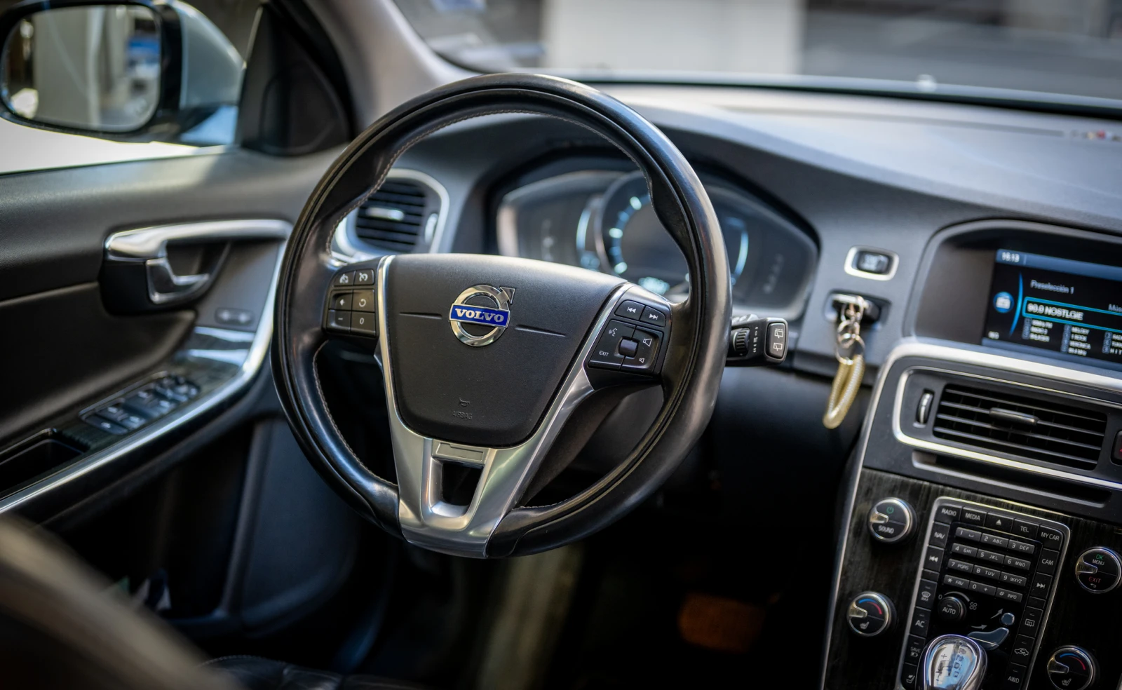 Volvo V60 Plug-in hybrid, снимка 11 - Автомобили и джипове - 54542475