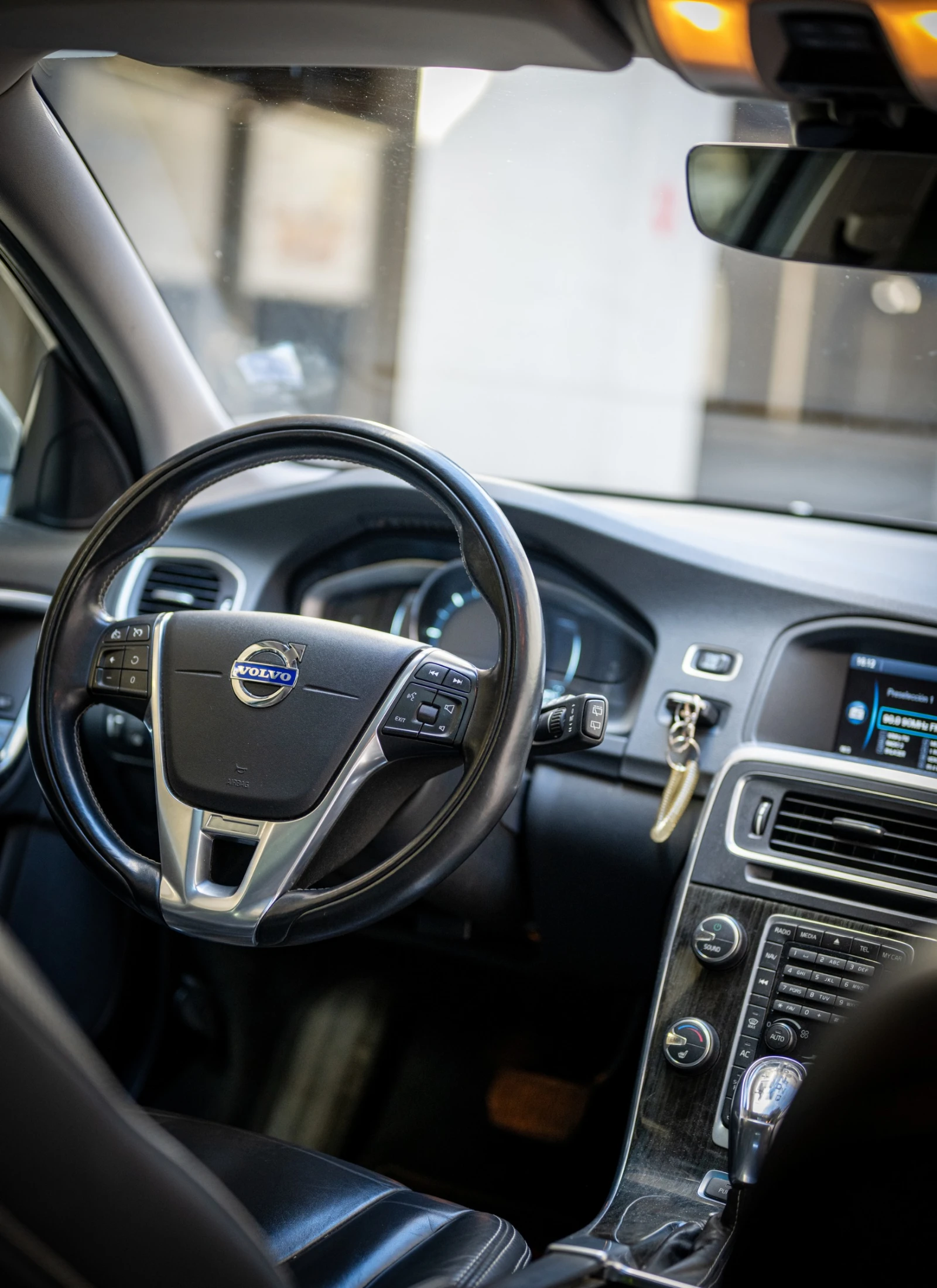 Volvo V60 Plug-in hybrid, снимка 9 - Автомобили и джипове - 54542475