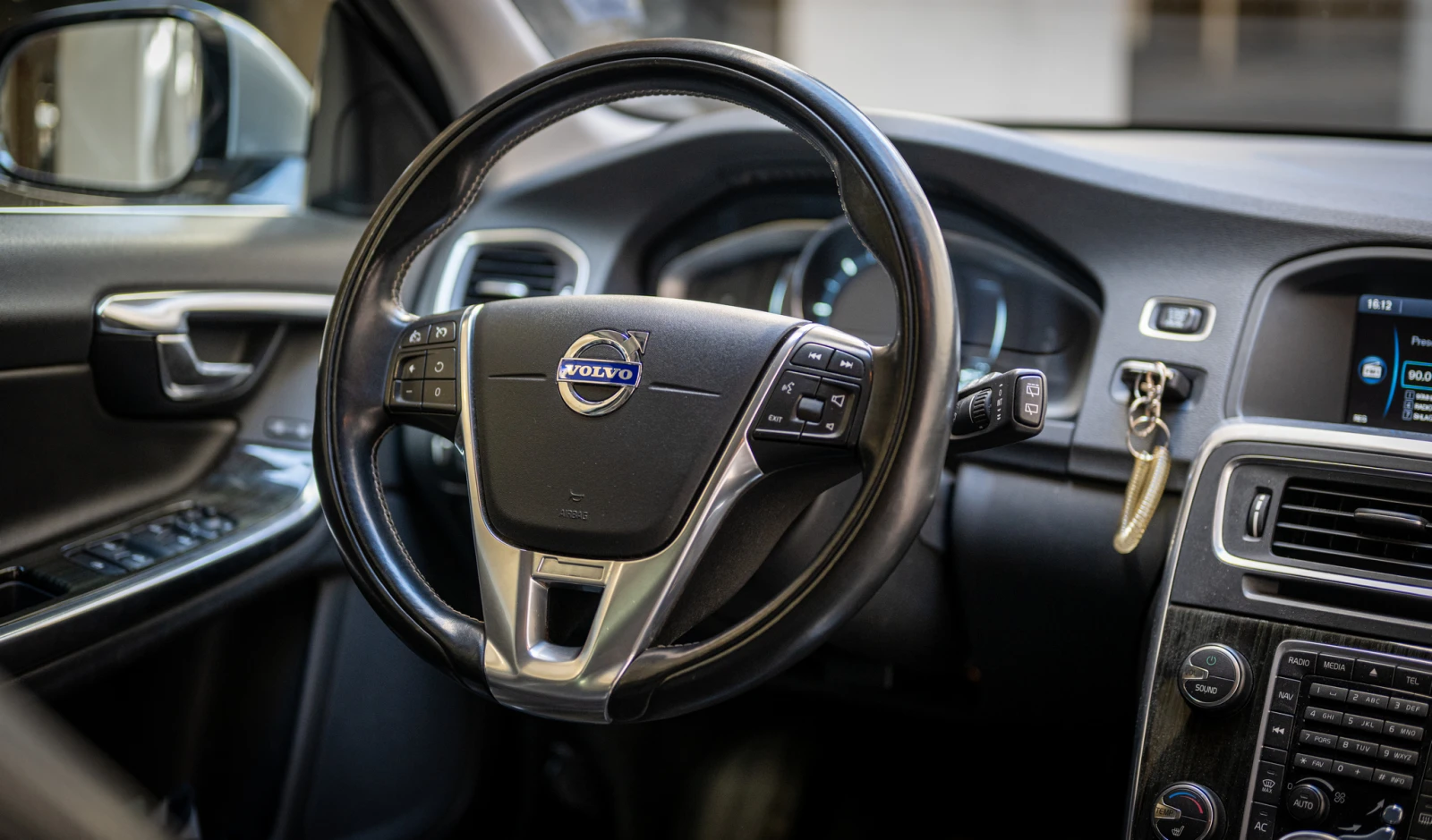 Volvo V60 Plug-in hybrid, снимка 7 - Автомобили и джипове - 54542475