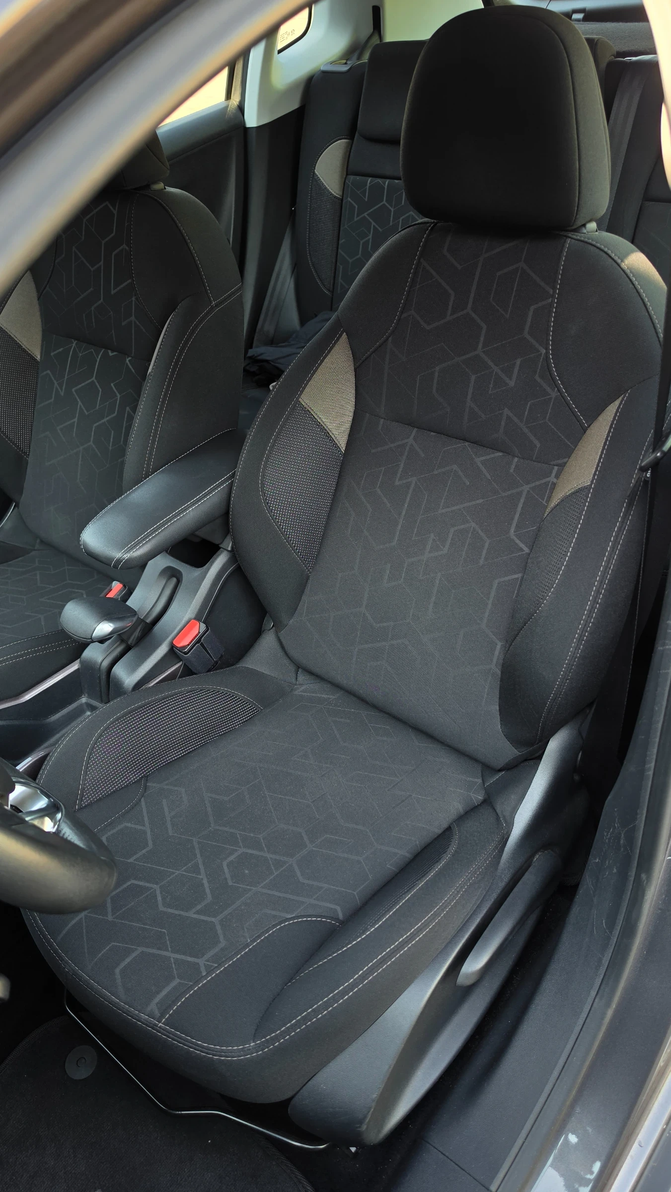 Peugeot 2008 1.6 blue-hdi, снимка 11 - Автомобили и джипове - 55435801