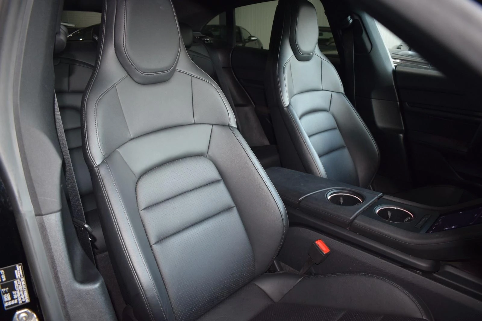 Porsche Macan SPORT-TURISMO* 93kW* PANO* DISTR* CAM* LED*  - изображение 8
