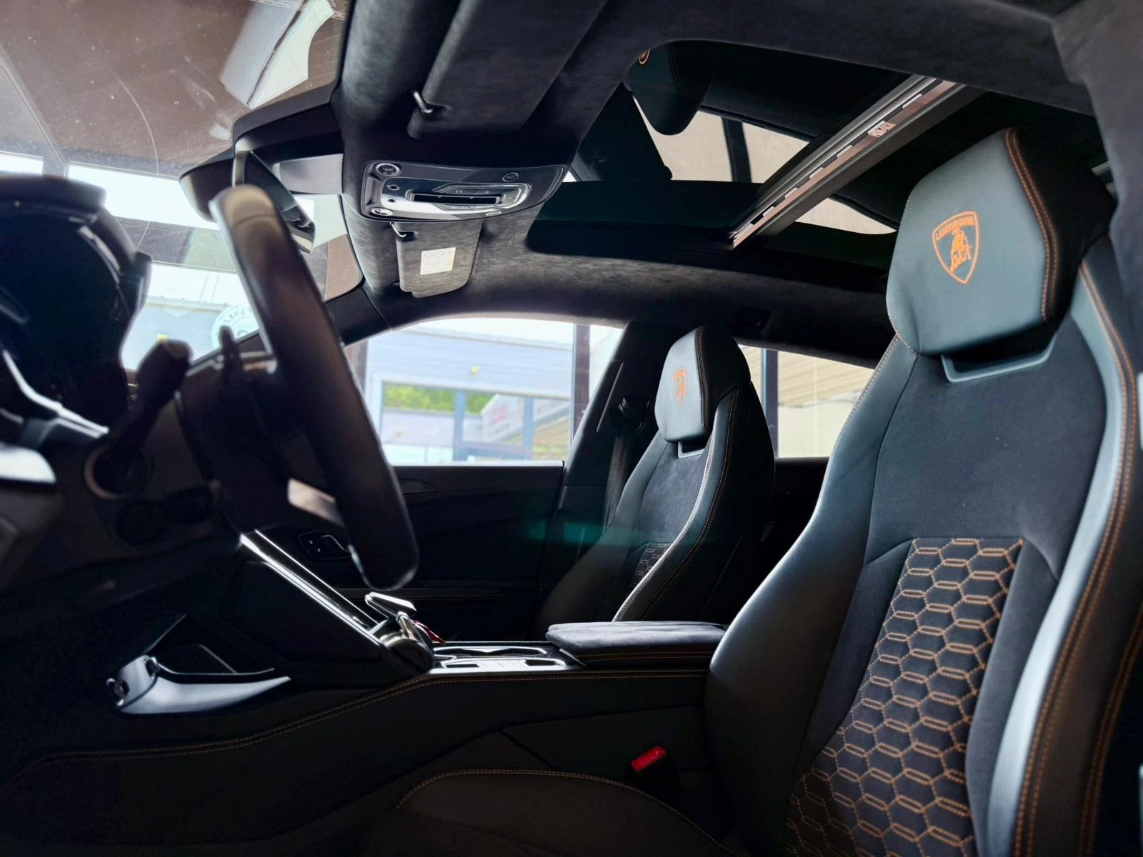 Lamborghini Urus Carbon* B&O 3D* V8* Ceramic* Лизинг, снимка 8 - Автомобили и джипове - 54702515