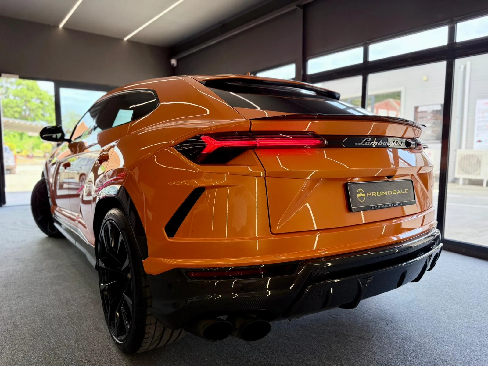 Lamborghini Urus Carbon* B&O 3D* V8* Ceramic* Лизинг, снимка 4 - Автомобили и джипове - 54702515