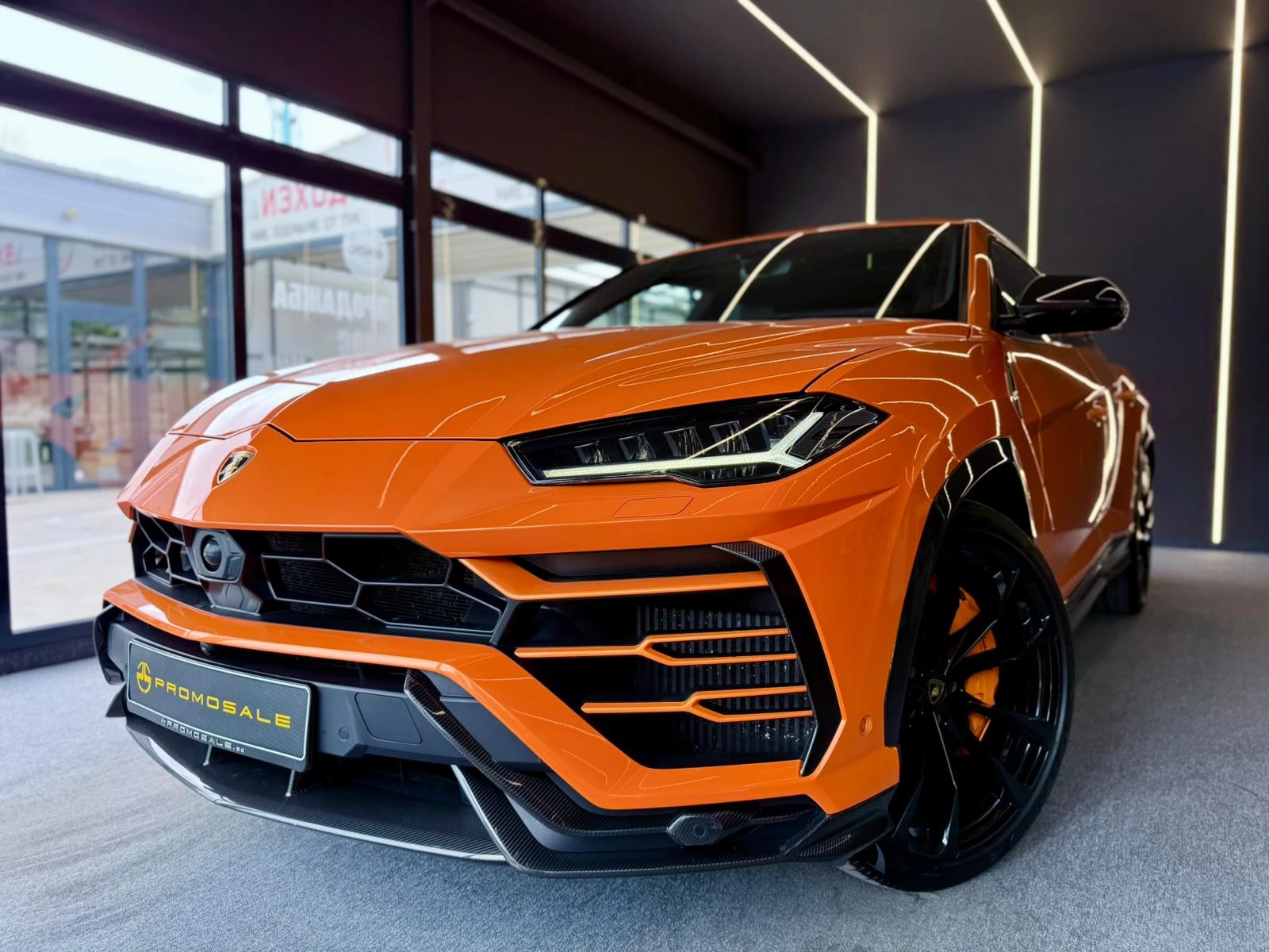 Lamborghini Urus Carbon* B&O 3D* V8* Ceramic* Лизинг, снимка 3 - Автомобили и джипове - 54702515