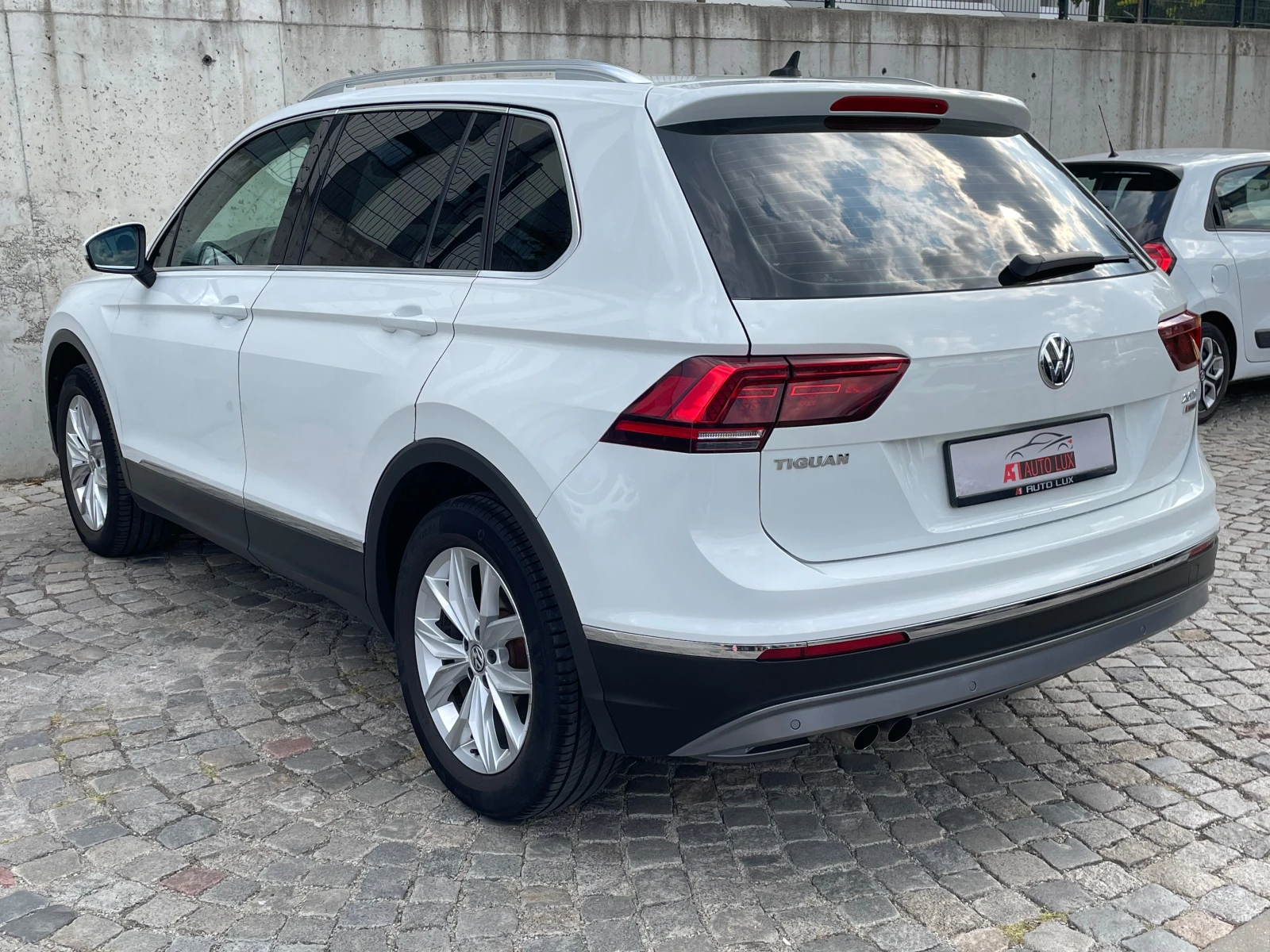 VW Tiguan 2.0TSI/4Motion/Auto/Navi/Xenon/Full 128 хил.км.!!!, снимка 6 - Автомобили и джипове - 55773003