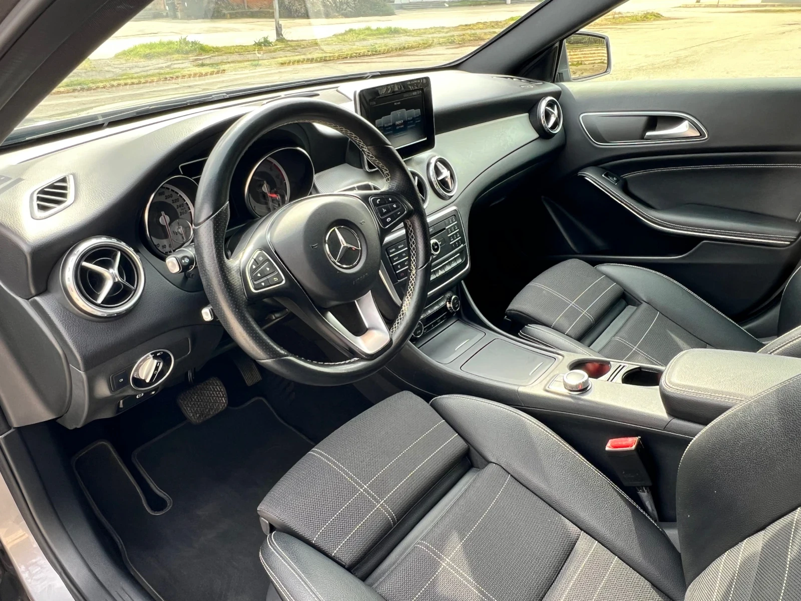 Mercedes-Benz GLA 180 1.5 Дизел, снимка 8 - Автомобили и джипове - 53923499