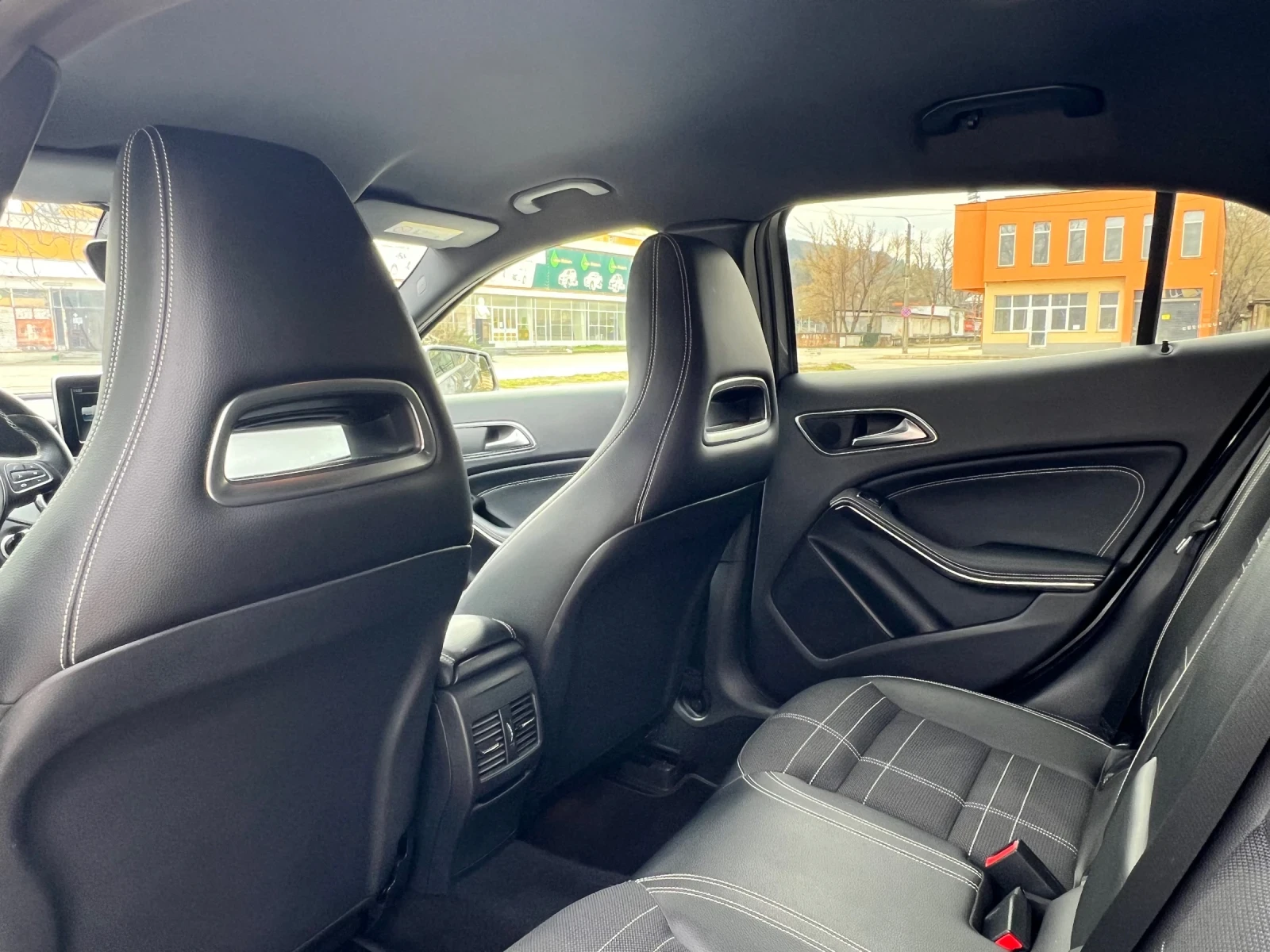 Mercedes-Benz GLA 180 1.5 Дизел, снимка 10 - Автомобили и джипове - 53923499