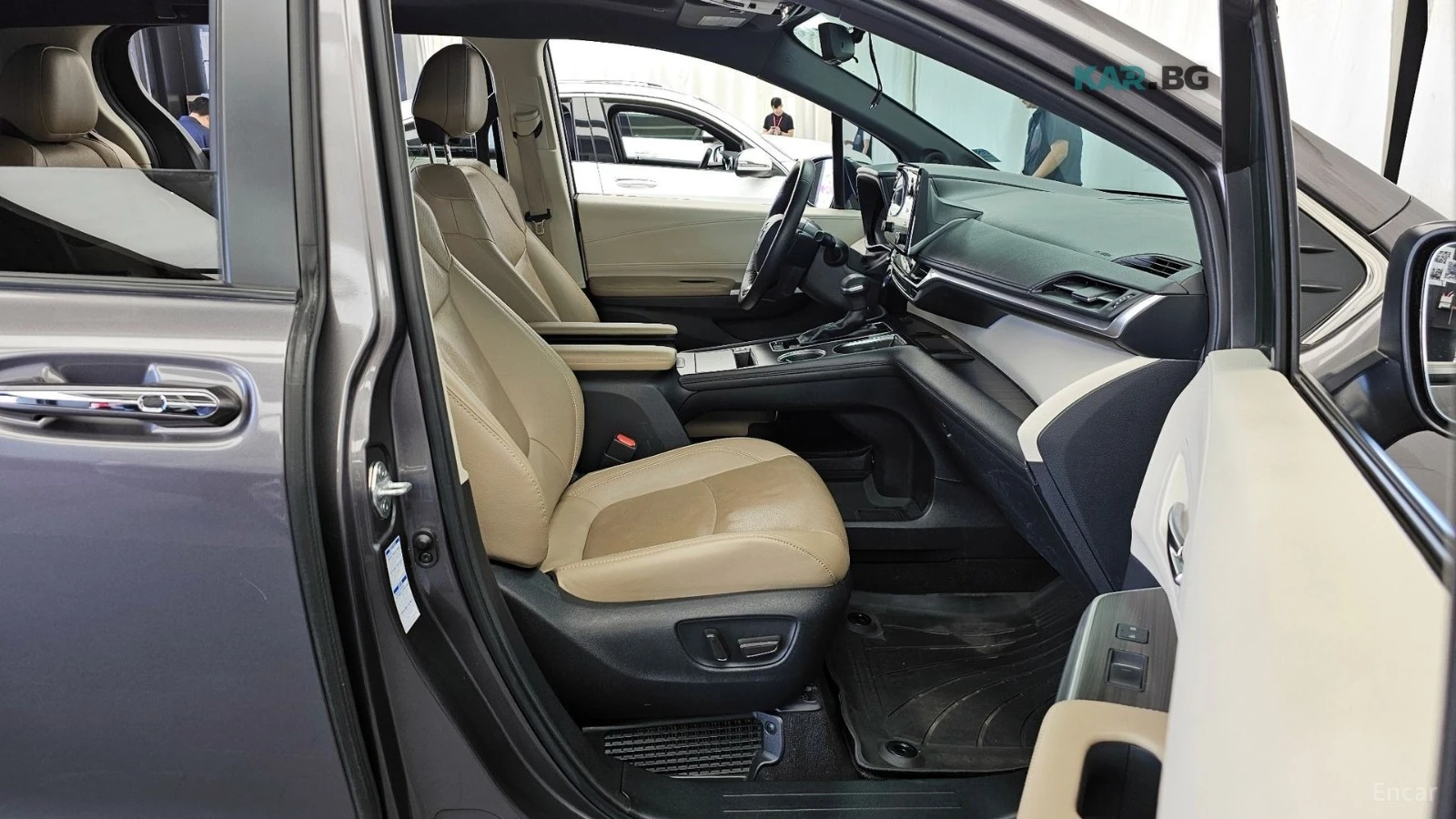 Toyota Sienna * 2.5* HYBRID* AWD* КОЖА* ПОДГРЕВ* ОБДУХВАНЕ* ШИБИ, снимка 11 - Автомобили и джипове - 54913500