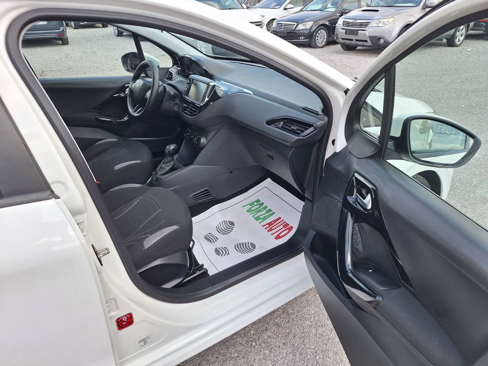 Peugeot 208 1.4HDI-2015г, снимка 11 - Автомобили и джипове - 55163444