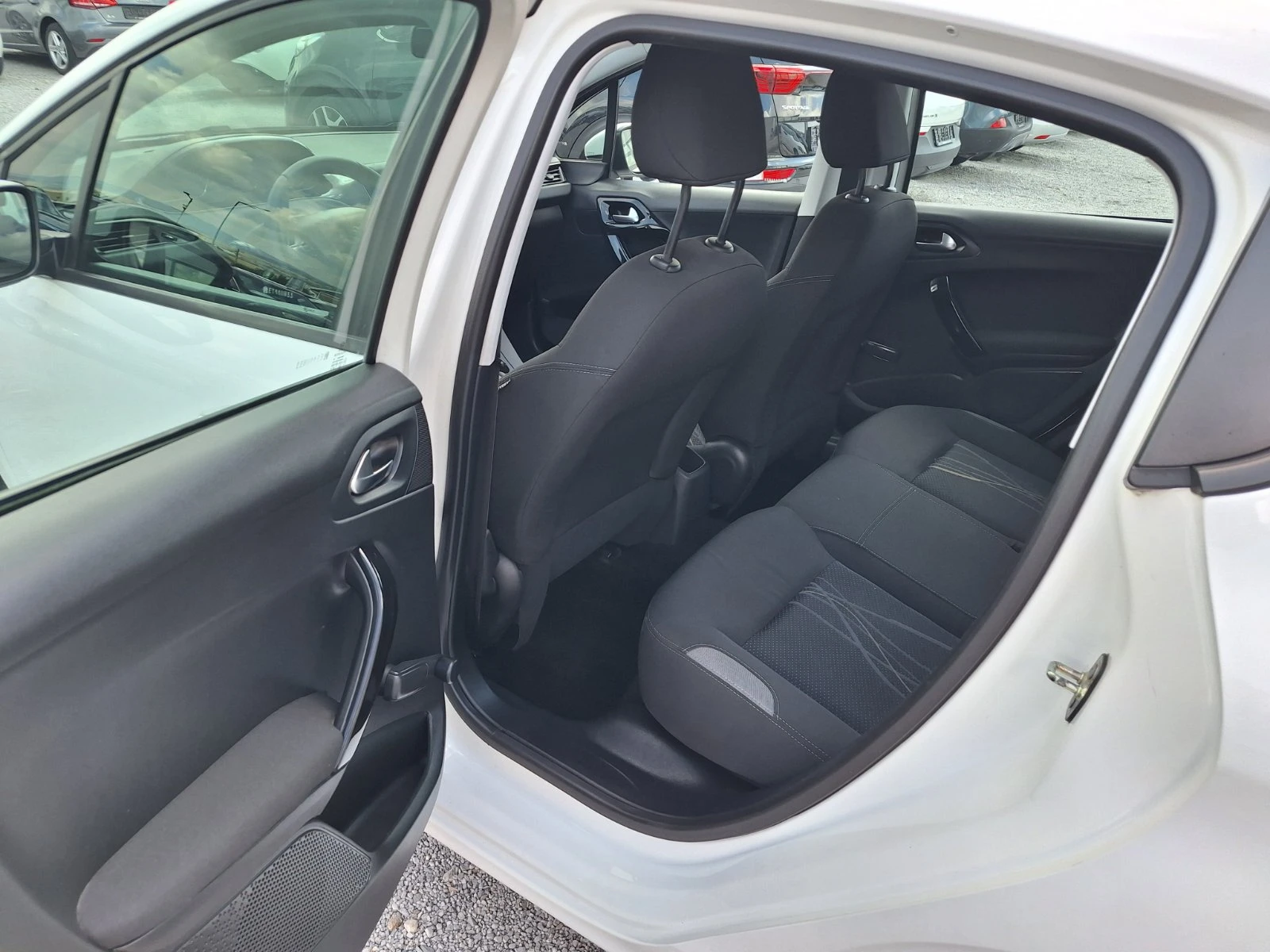 Peugeot 208 1.4HDI-2015г, снимка 13 - Автомобили и джипове - 55163444