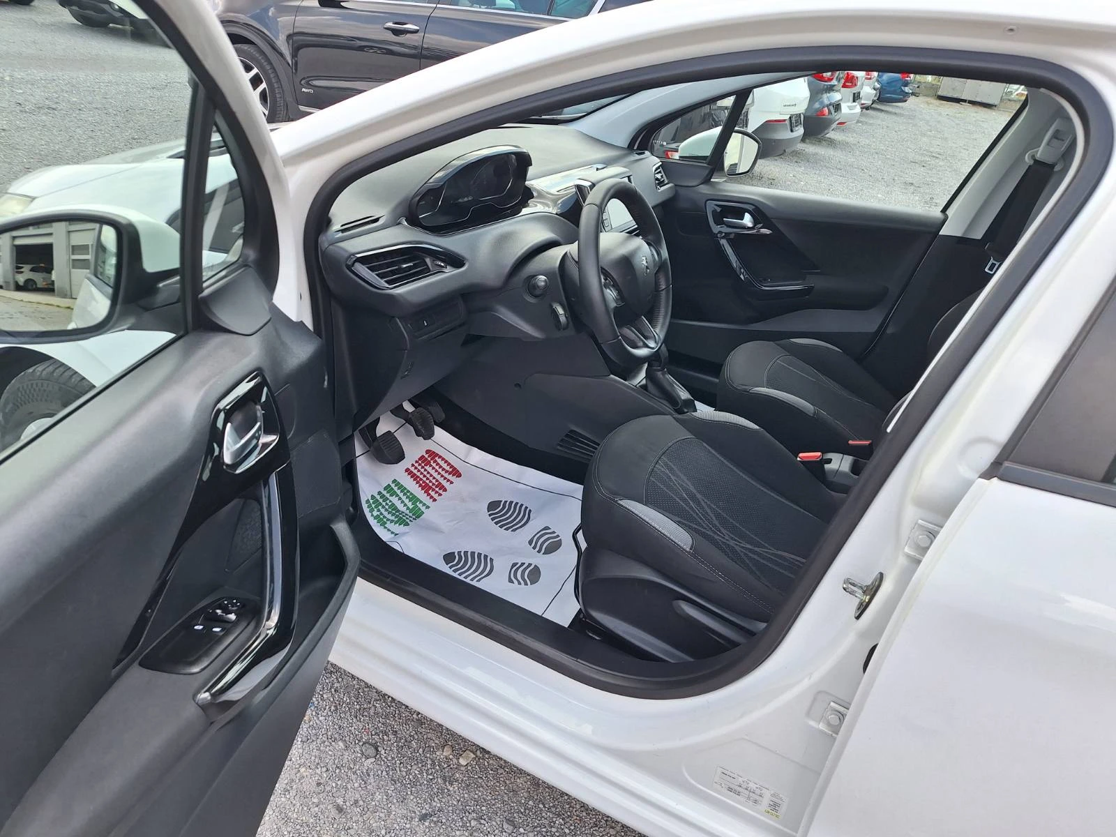 Peugeot 208 1.4HDI-2015г, снимка 9 - Автомобили и джипове - 55163444