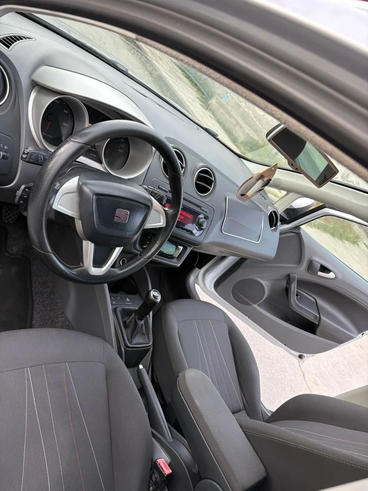 Seat Ibiza 1.6tdi, снимка 8 - Автомобили и джипове - 56246616