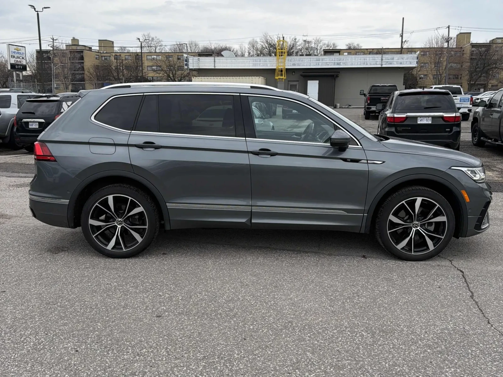 VW Tiguan Highline R-Line * * CARFAX * * АВТО КРЕДИТ * * , снимка 4 - Автомобили и джипове - 54209709