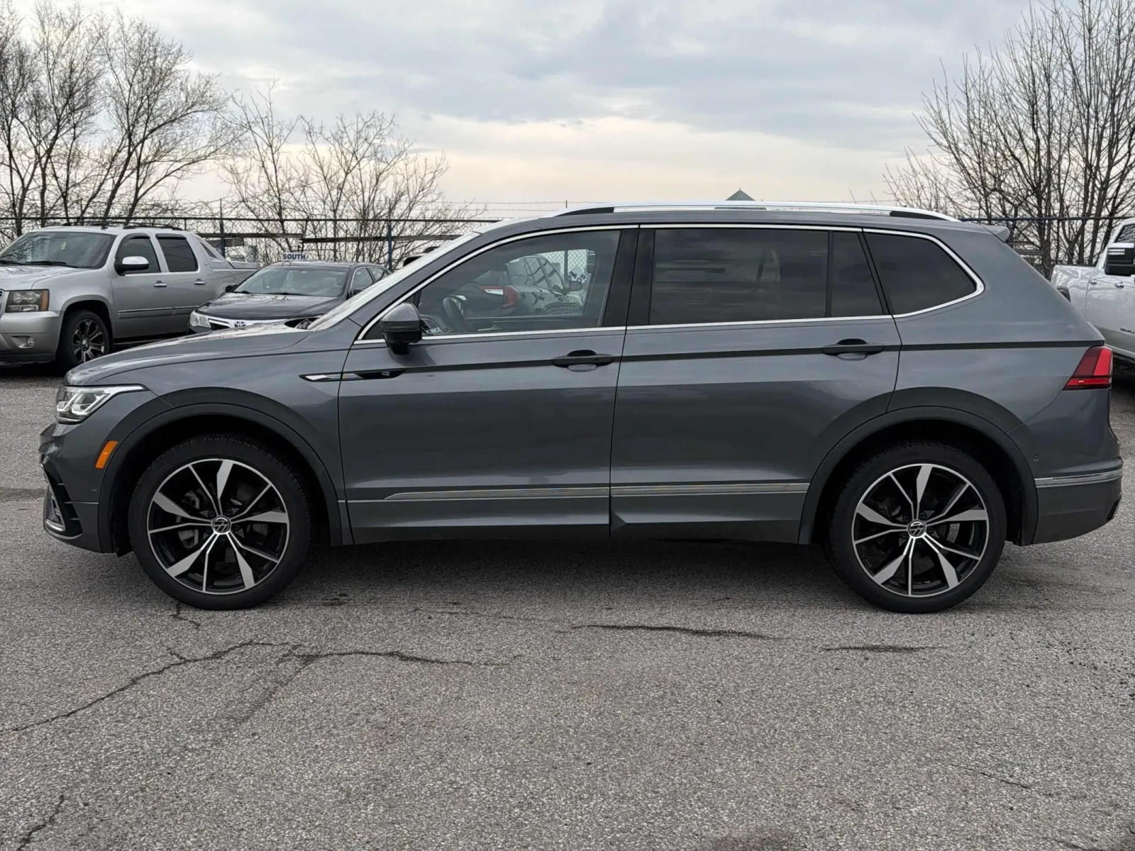 VW Tiguan Highline R-Line * * CARFAX * * АВТО КРЕДИТ * * , снимка 3 - Автомобили и джипове - 54209709