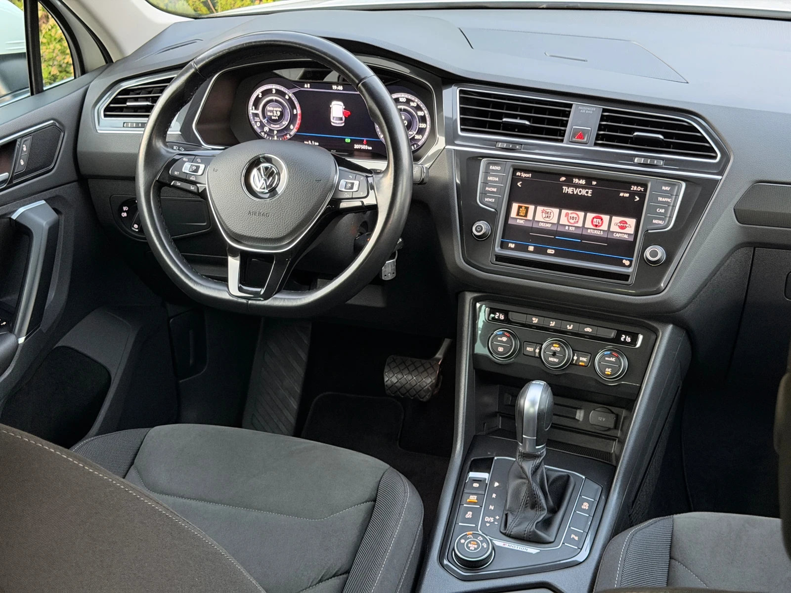 VW Tiguan 2.0TDI-4MOTION-LED-АЛКАНТАРА-НАВИ-207Х.КМ-ОТЛИЧЕН, снимка 13 - Автомобили и джипове - 55499581