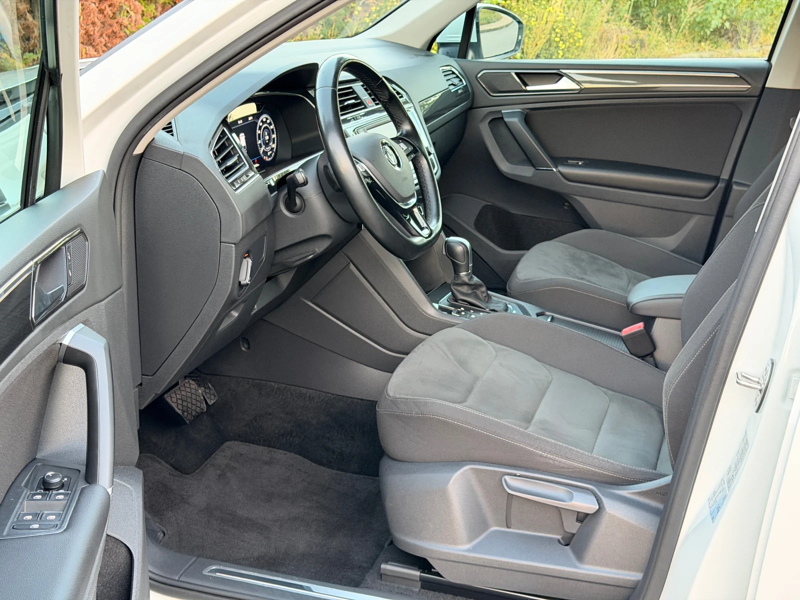 VW Tiguan 2.0TDI-4MOTION-LED-АЛКАНТАРА-НАВИ-207Х.КМ-ОТЛИЧЕН, снимка 9 - Автомобили и джипове - 55499581