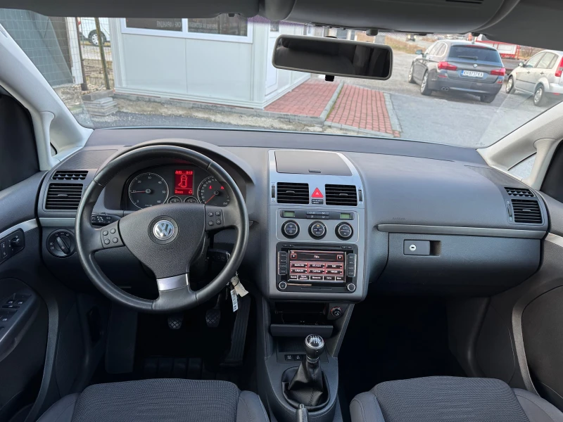 VW Touran 2.0TDi7места 8кл Navi, снимка 14 - Автомобили и джипове - 48482776