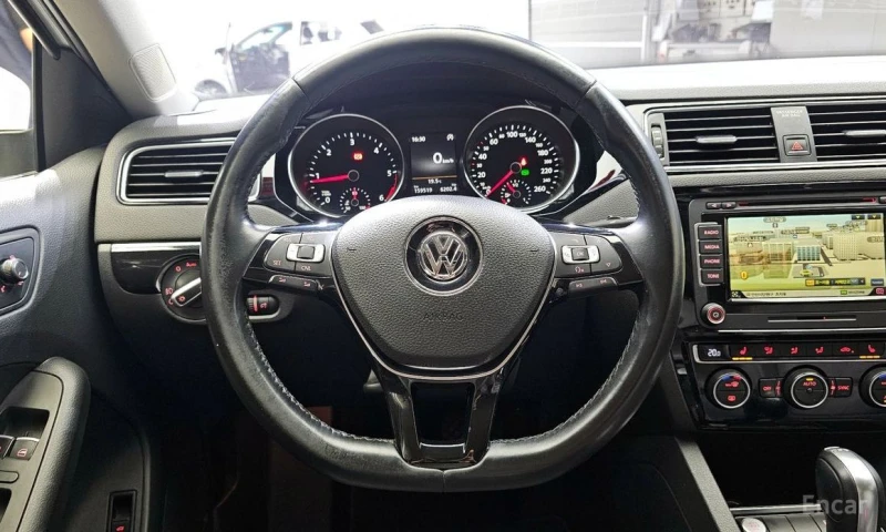 VW Jetta, снимка 13 - Автомобили и джипове - 53000976