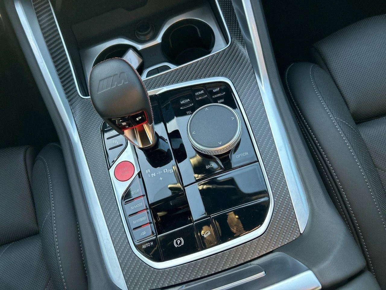 BMW XM 4.4 V8/PLUG-IN/CARBON/B&W/HEAD UP/ICONIC GLOW/, снимка 9 - Автомобили и джипове - 53813635