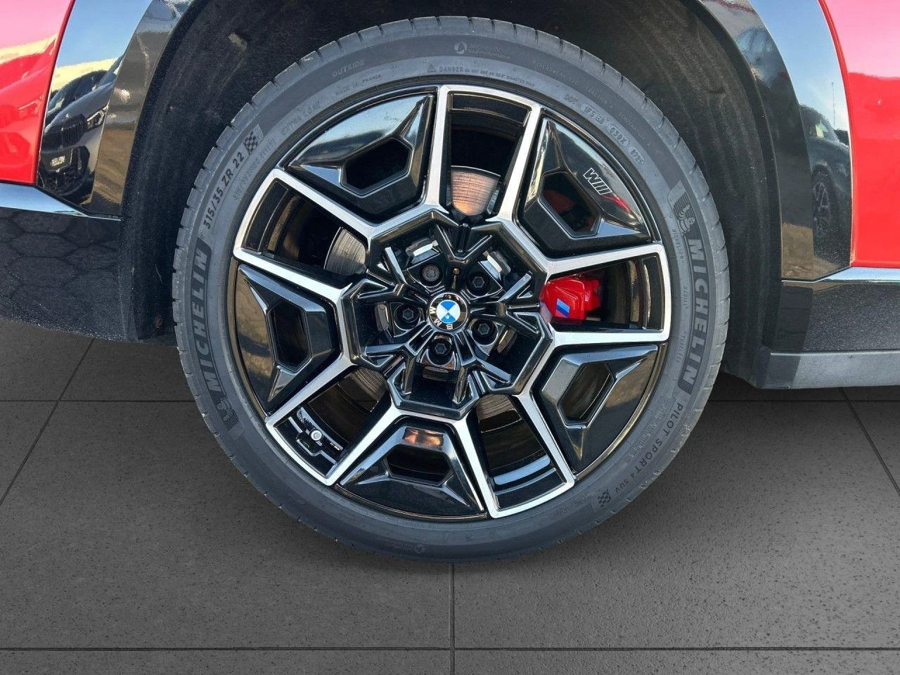 BMW XM 4.4 V8/PLUG-IN/CARBON/B&W/HEAD UP/ICONIC GLOW/, снимка 5 - Автомобили и джипове - 53813635