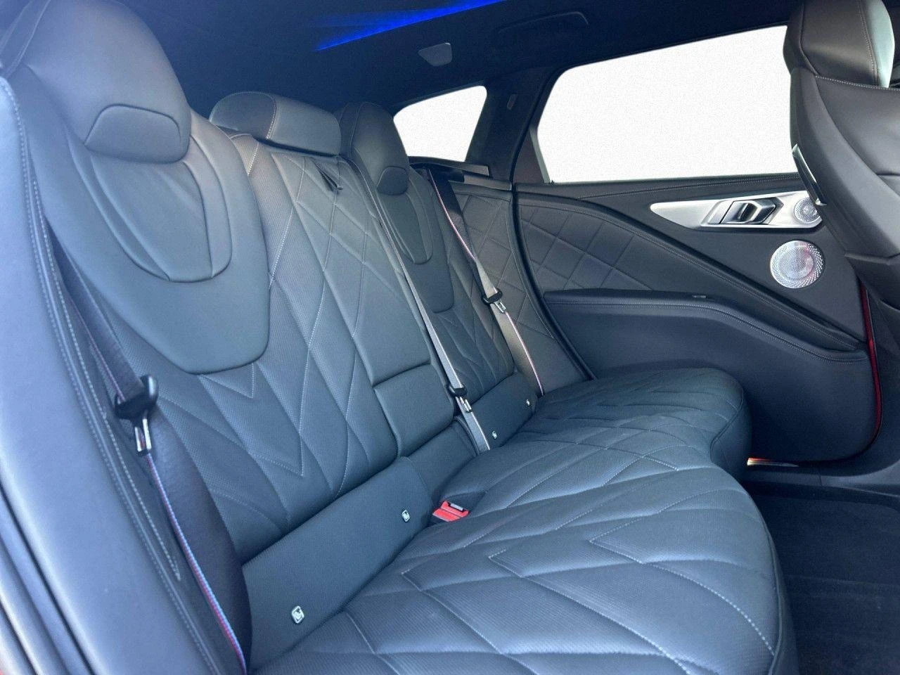 BMW XM 4.4 V8/PLUG-IN/CARBON/B&W/HEAD UP/ICONIC GLOW/, снимка 12 - Автомобили и джипове - 53813635