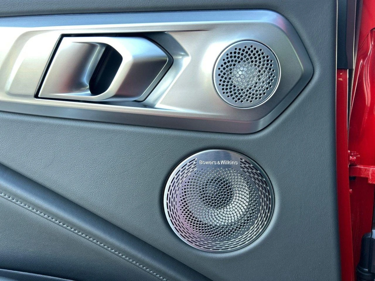 BMW XM 4.4 V8/PLUG-IN/CARBON/B&W/HEAD UP/ICONIC GLOW/, снимка 6 - Автомобили и джипове - 53813635