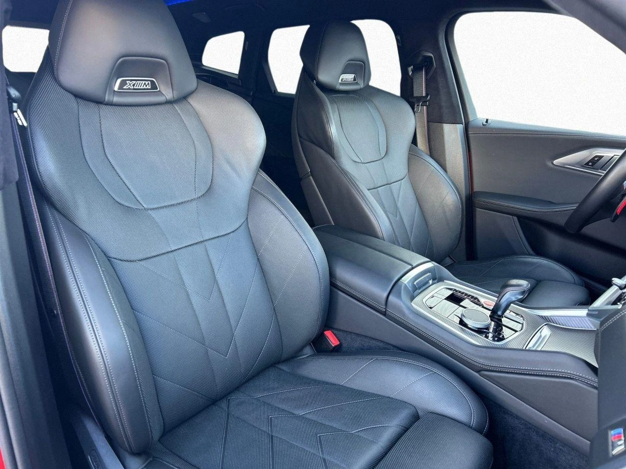 BMW XM 4.4 V8/PLUG-IN/CARBON/B&W/HEAD UP/ICONIC GLOW/, снимка 11 - Автомобили и джипове - 53813635