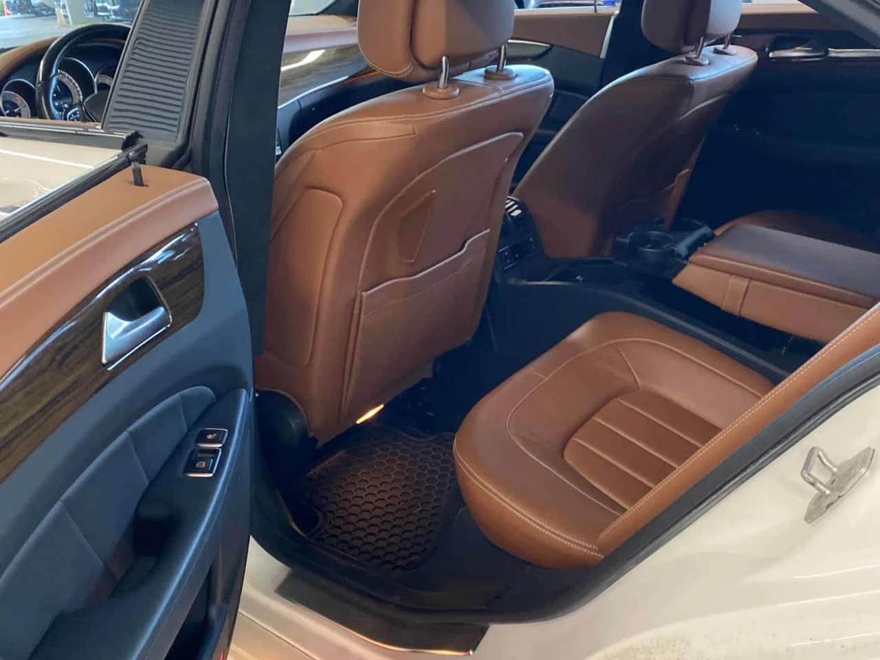 Mercedes-Benz CLS 550 AMG LINE/КЛИП/2 КЛЮЧА/ПОДГРЕВ/ОБДУХ/ПАМЕТ, снимка 14 - Автомобили и джипове - 54215321