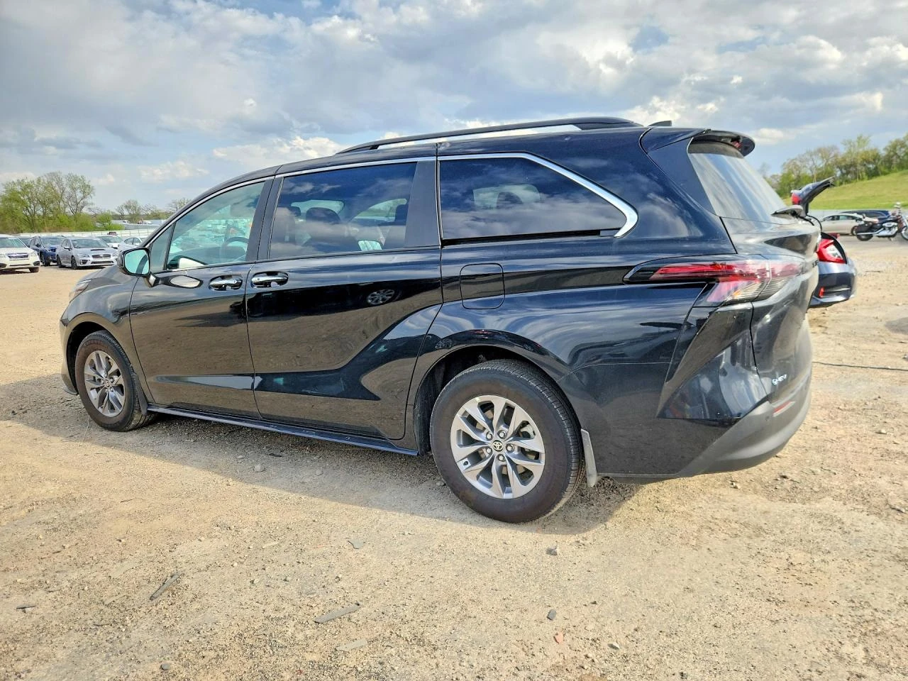 Toyota Sienna 2.5l Xle 7-Passenger, снимка 2 - Автомобили и джипове - 54501207