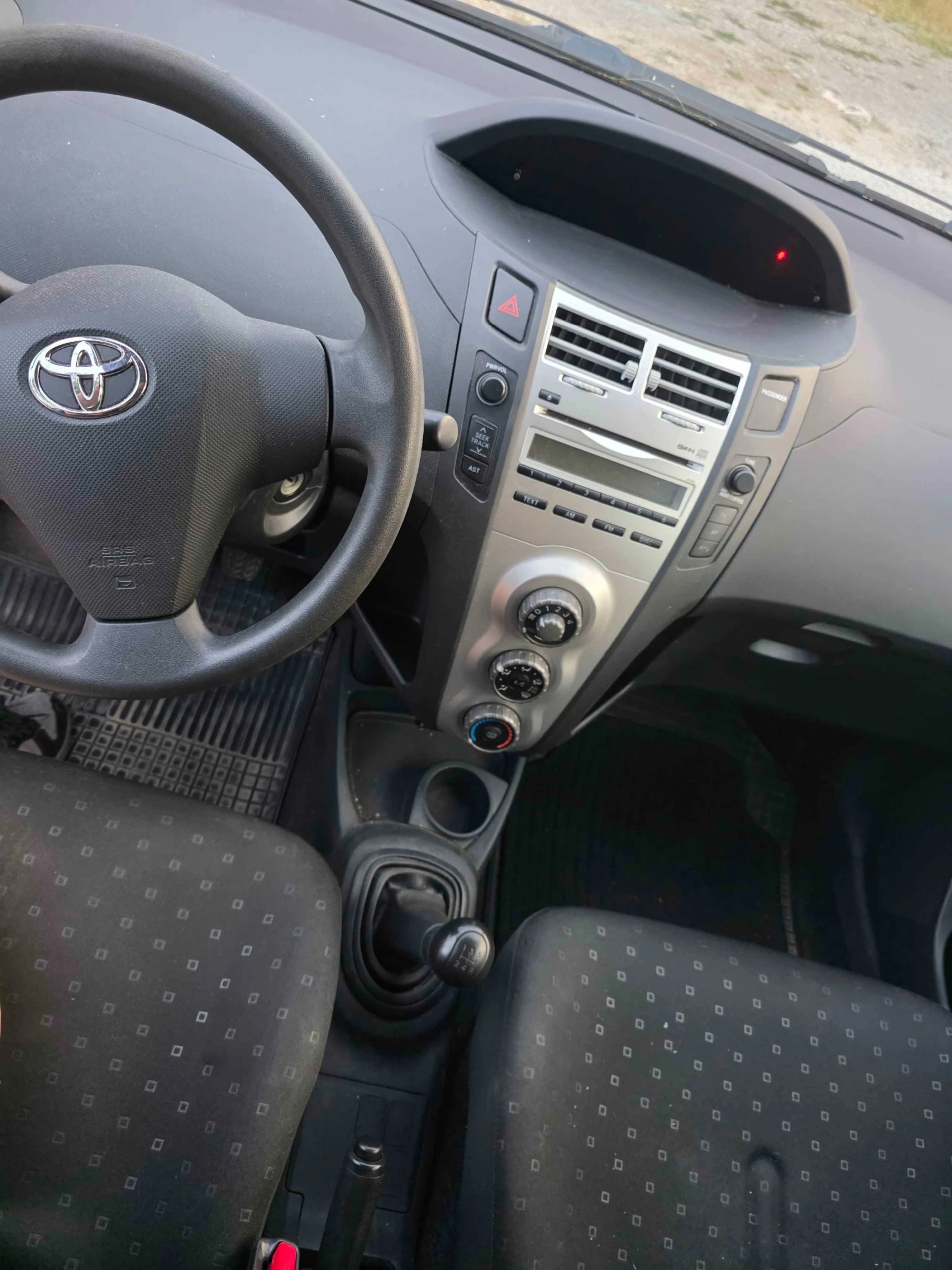 Toyota Yaris лек автомобил, снимка 6 - Автомобили и джипове - 55679985