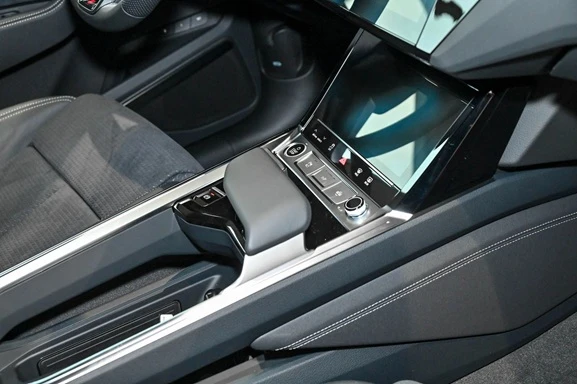 Audi Q8 e-Tron Sportback 55 = Black Optic= Гаранция - изображение 7